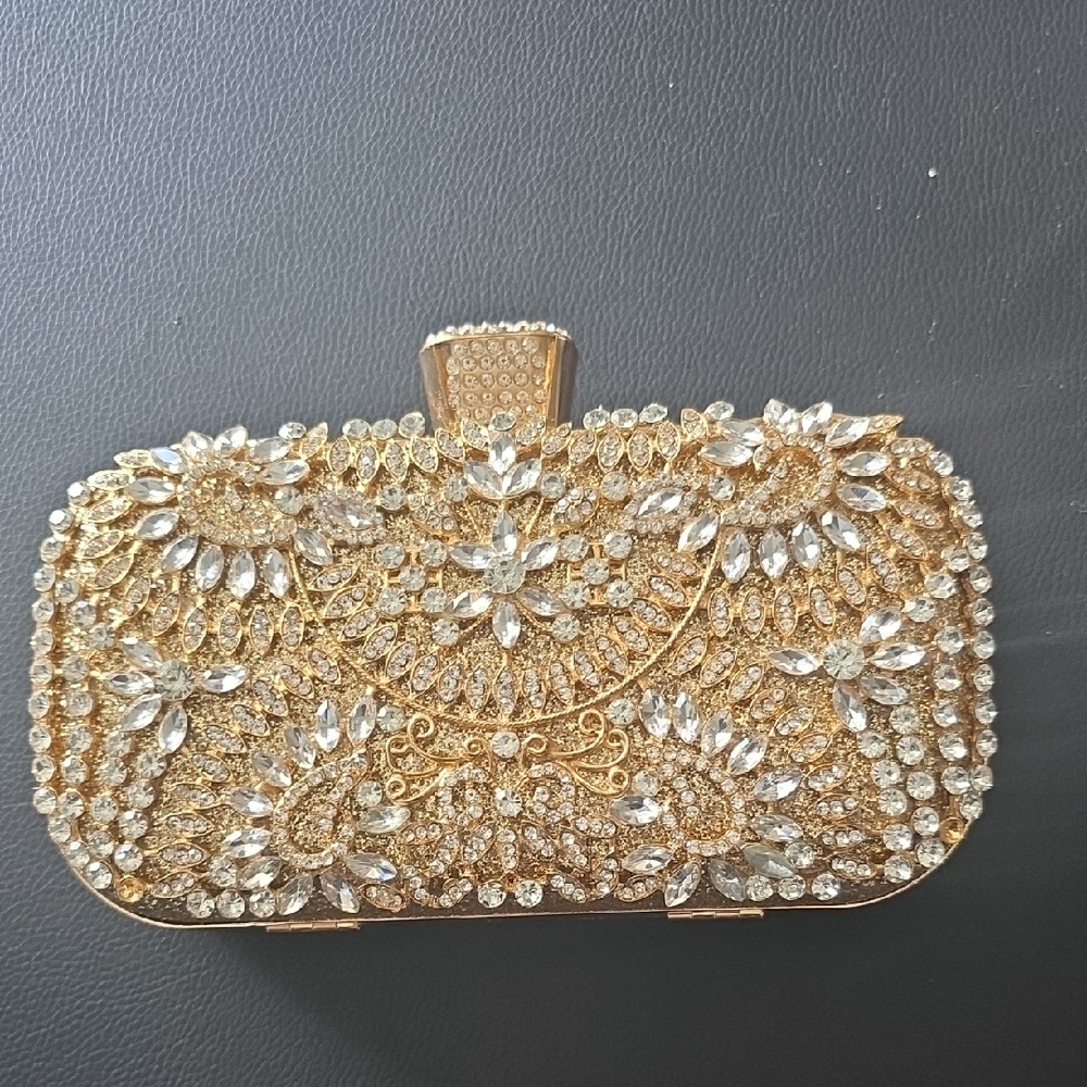 Elegant Gold Clutch with Crystal Embellishments